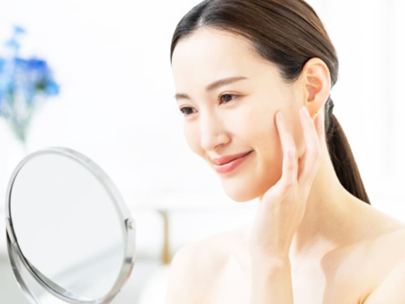 女性のスキンケア写真